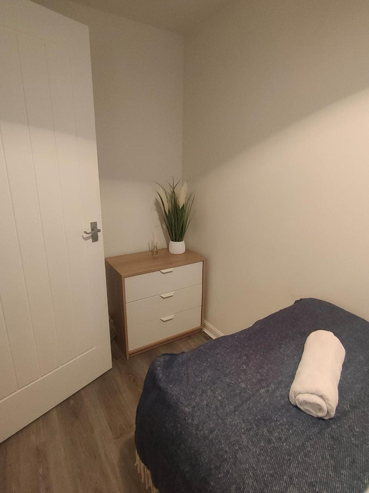Glasgow, Comfy 2 Bed With Parking Holiday home