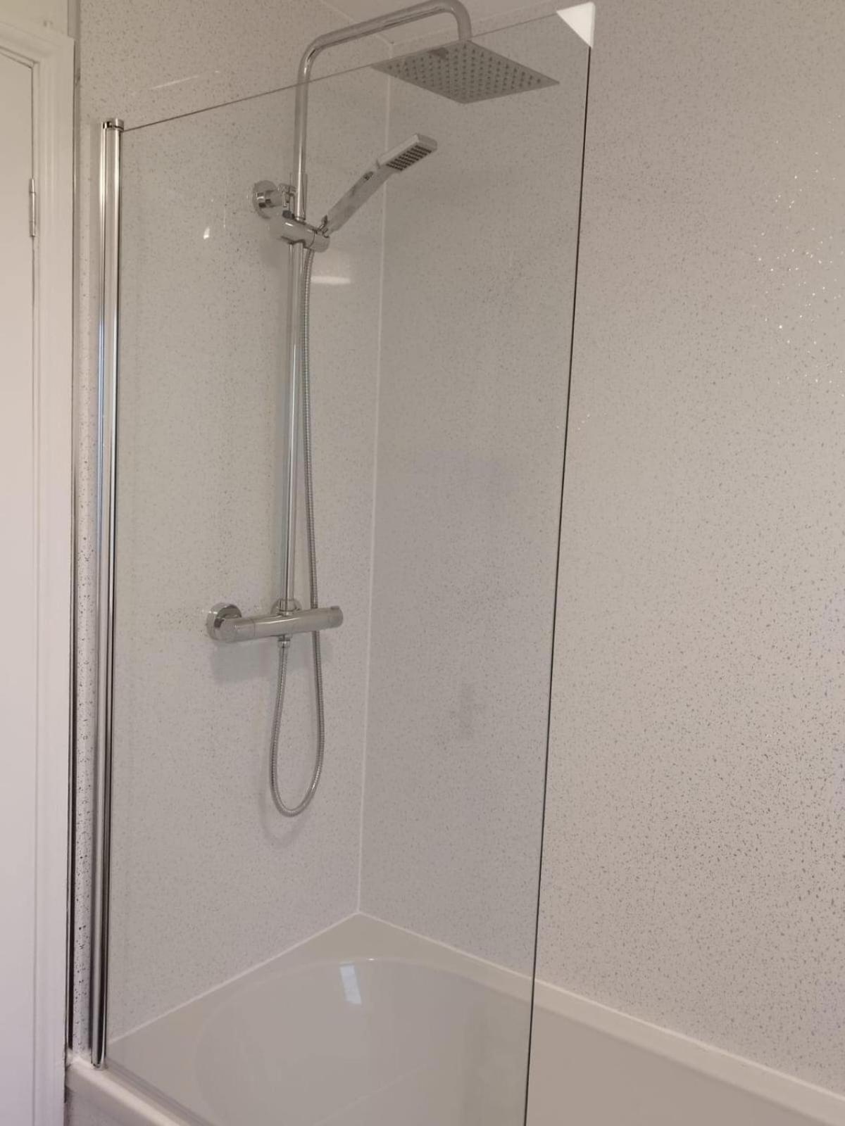 Glasgow, Comfy 2 Bed With Parking *