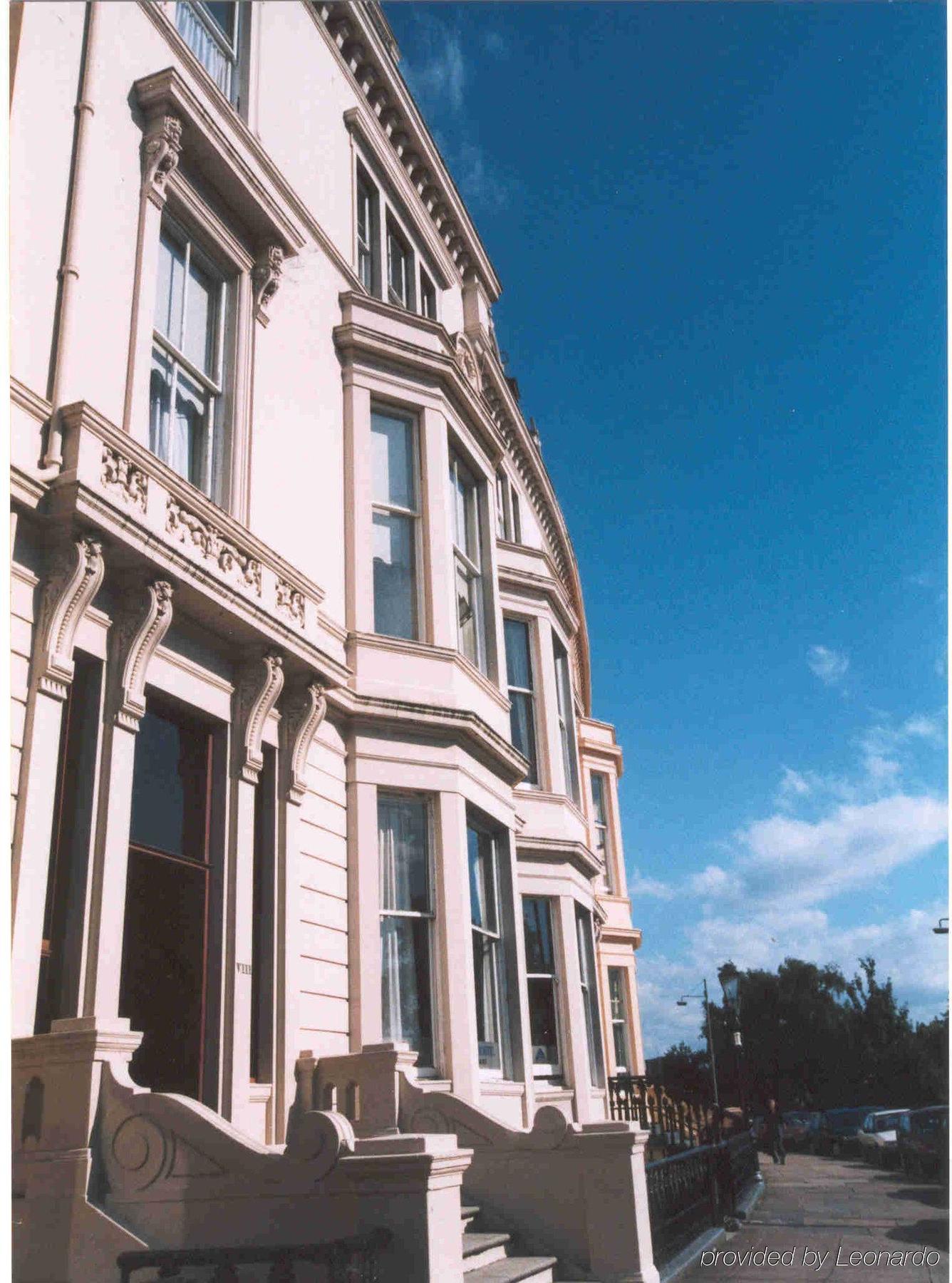 Youth Hostel *