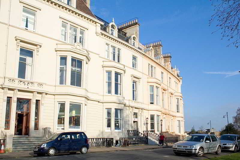Youth Hostel *
