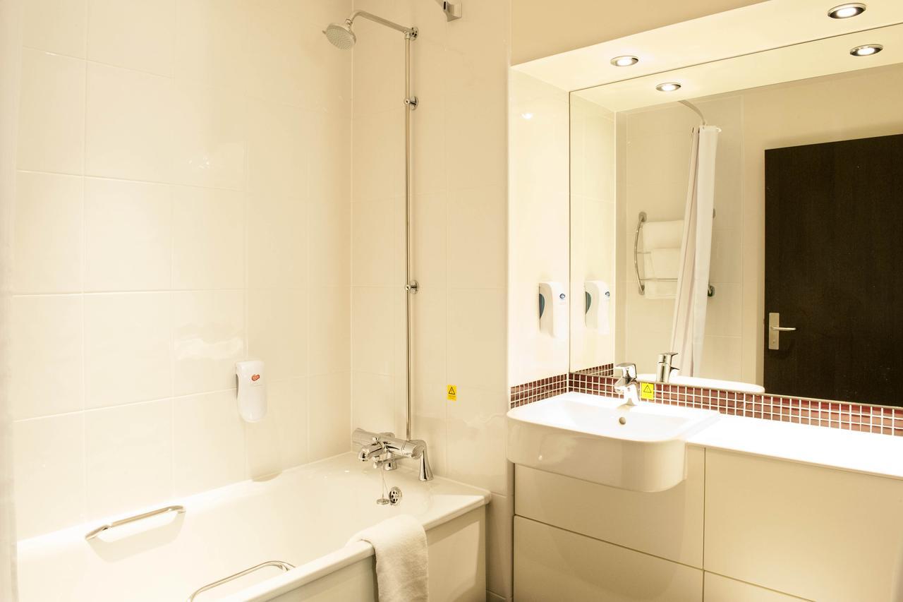 Hotel Premier Pacific Quay 3*