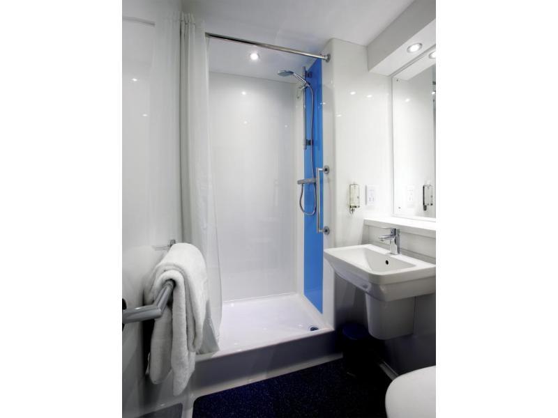 Travelodge Airport Hotel 3*