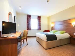 Premier Braehead Hotel 3*
