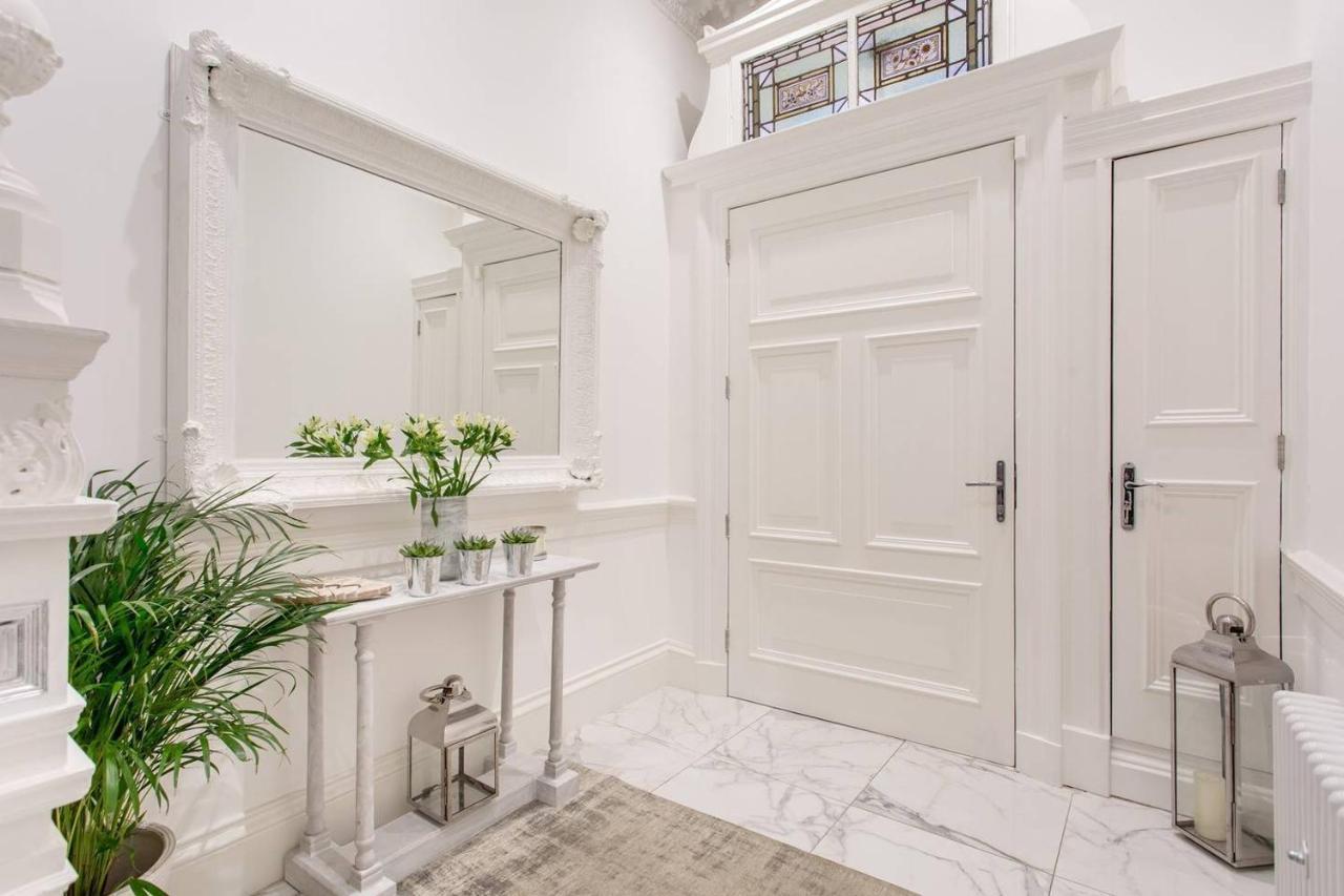 Luxury 4 Bed Townhouse In Prestigious West End Holiday home