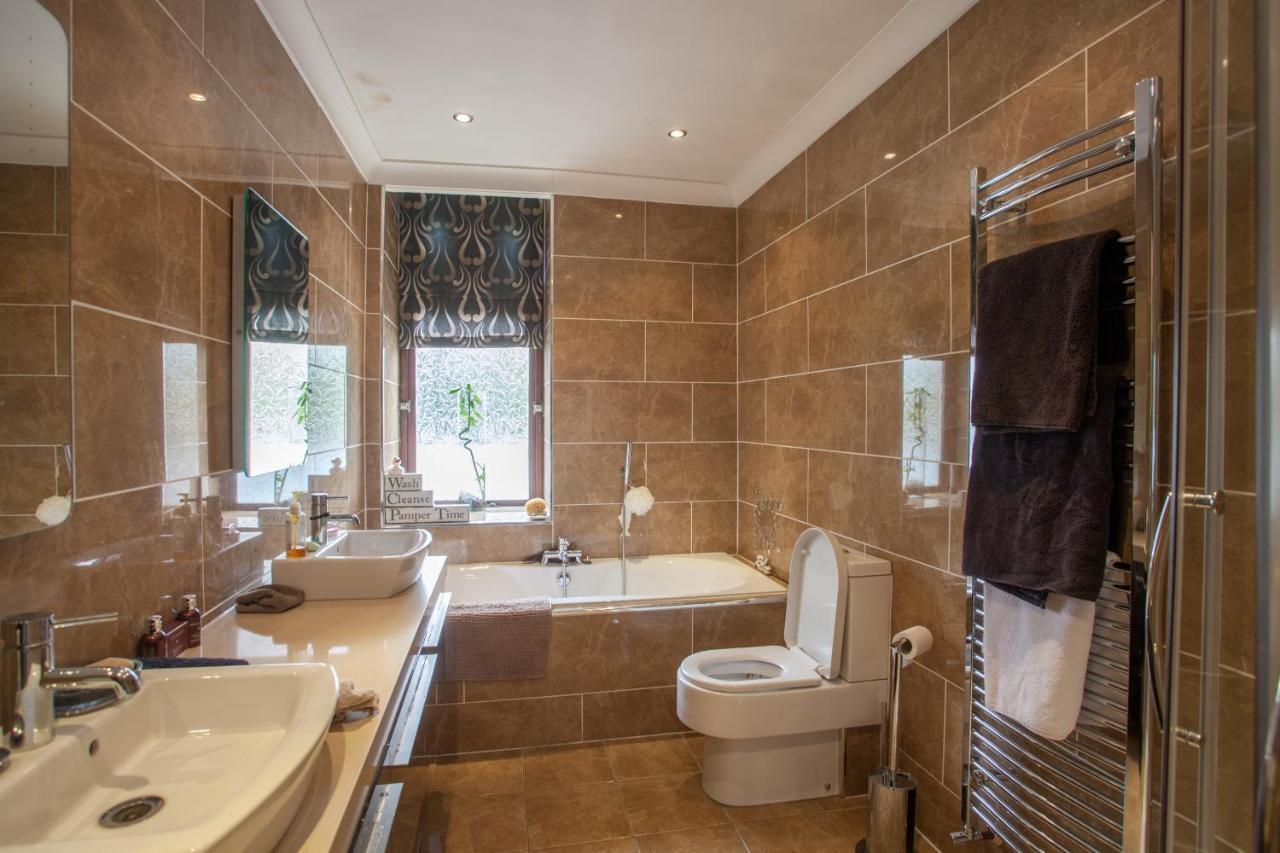 Stunning Victorian With Large Private Garden Glasgow