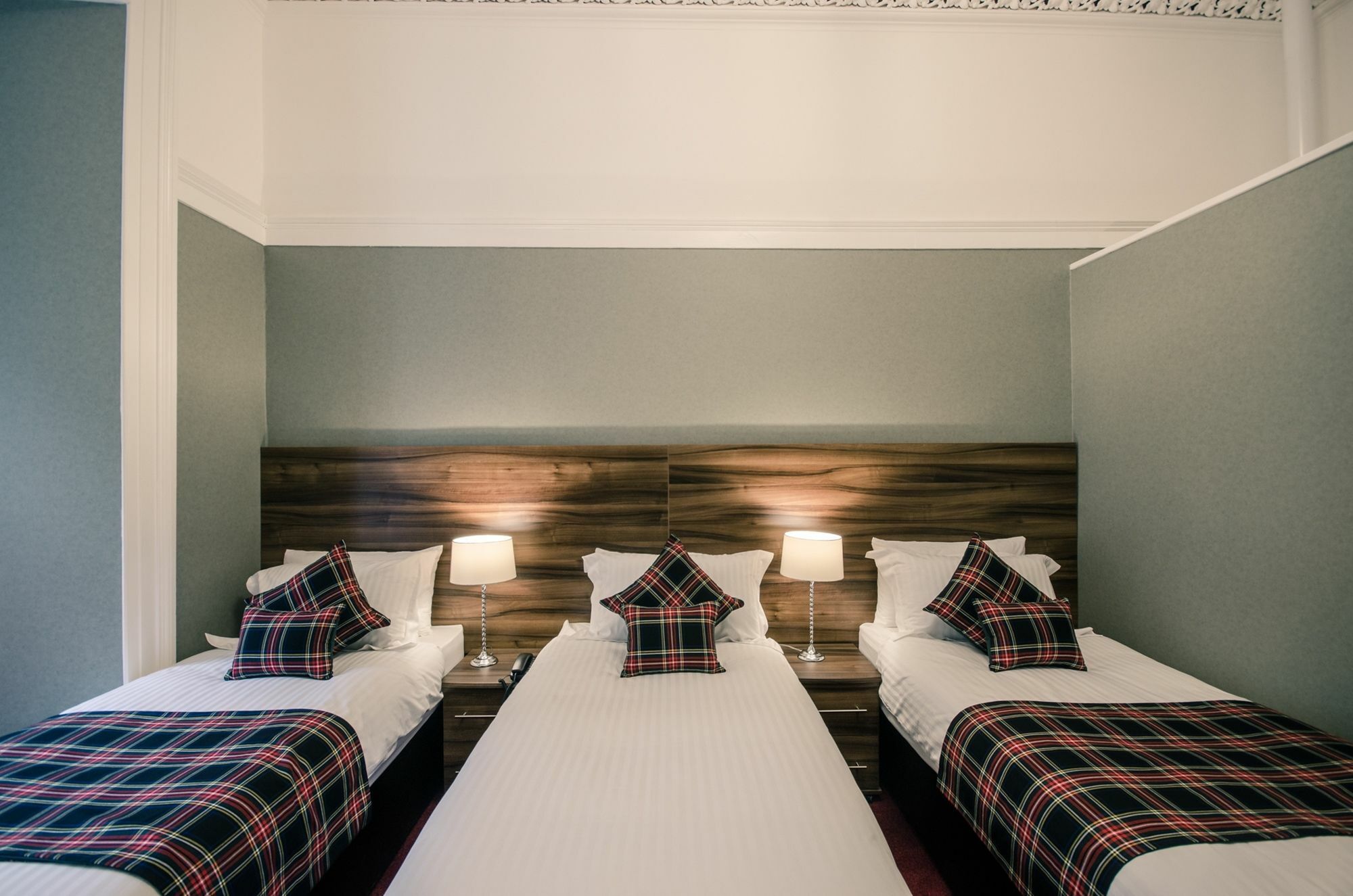 Royal West End Hotel 3*