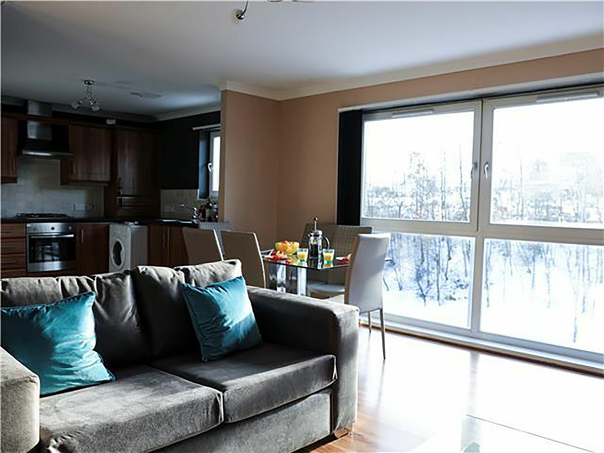 Diamond - Eaglesham Court Apartment *