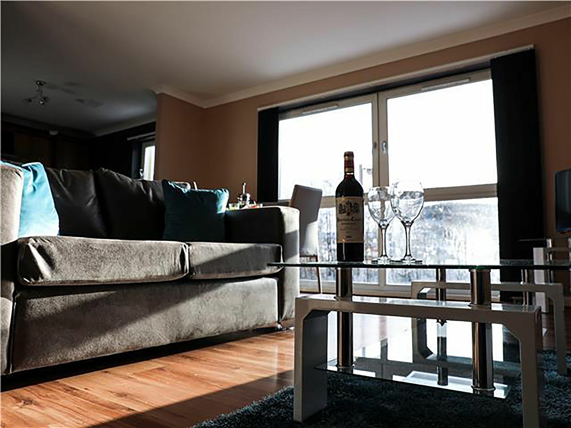 Diamond - Eaglesham Court Apartment *