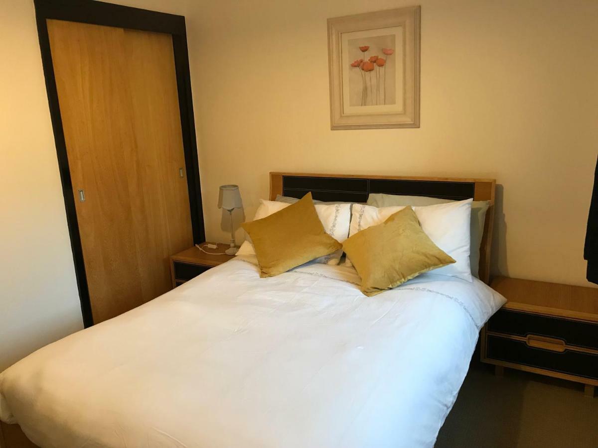 City Centre Riverside With Private Parking *