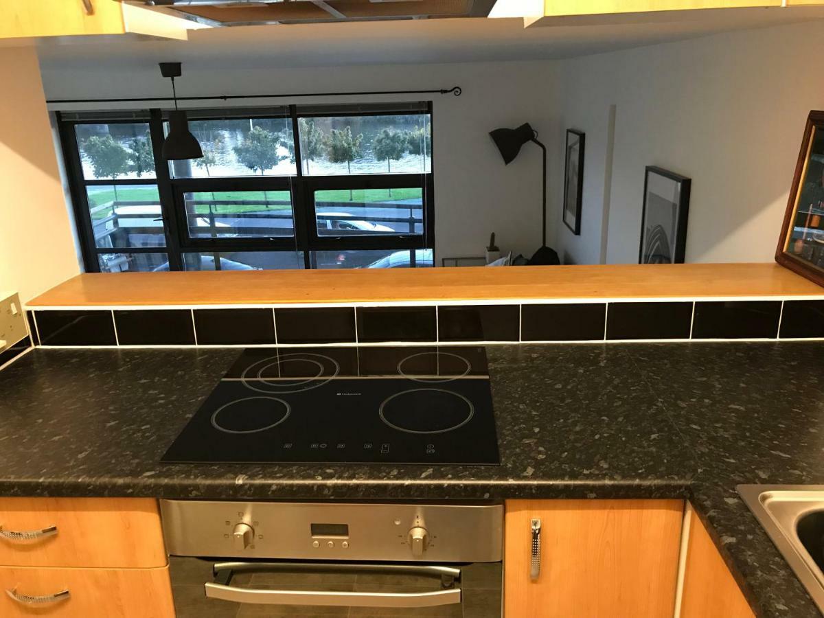 City Centre Riverside With Private Parking *