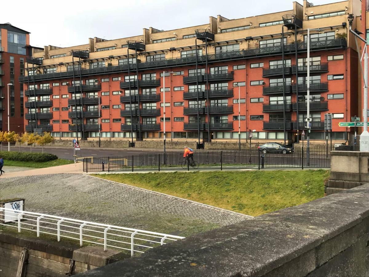 City Centre Riverside With Private Parking *