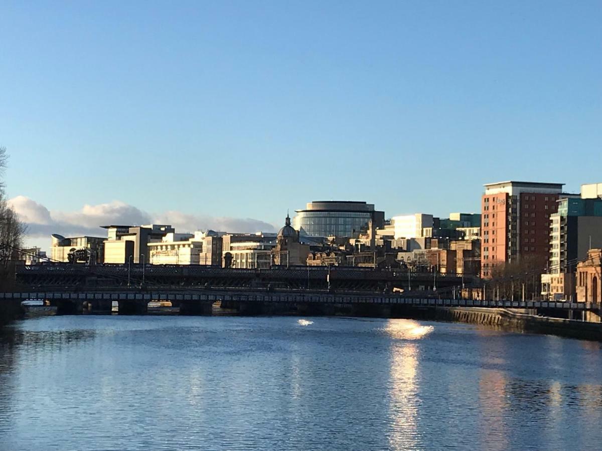 City Centre Riverside With Private Parking *
