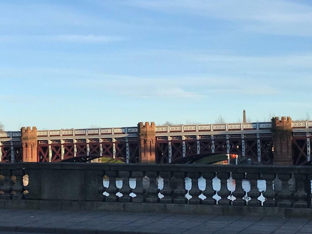 City Centre Riverside With Private Parking Apartment Glasgow