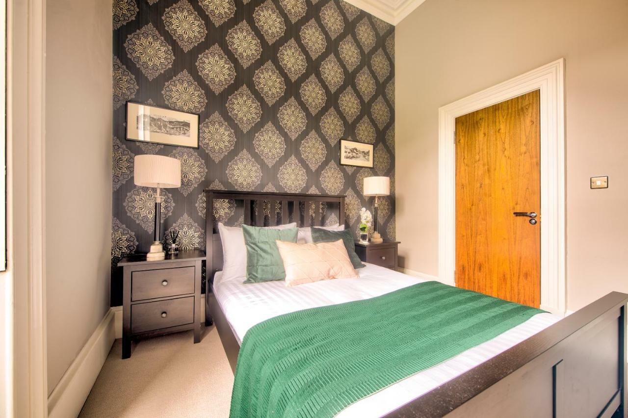 32 Victoria Crescent Road * Glasgow