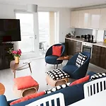 Pass The Keys Lovely New 1-Bedroom Glasgow Harbour River View