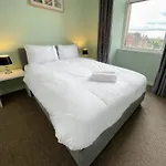 Renovated 1 Bedroom Apartment Next To City Centre