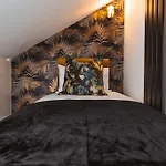The West End Loft - 5* Retreat - Private Parking!