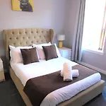 City Centre 2 Bedroom Apt, Close To M8 & Tourist Attractions