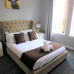 City Centre 2 Bedroom Apt, Close To M8 & Tourist Attractions