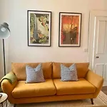 Spacious 3 Bedroom Home In Glasgow - Free Parking