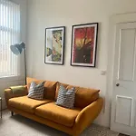 Spacious 3 Bedroom Home In Glasgow - Free Parking