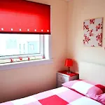 3 Bedroom Apt - Free Parking & Wifi 350Mbps