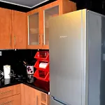 3 Bedroom Apt - Free Parking & Wifi 350Mbps