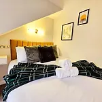 3-Bed Home In Glasgow