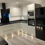 Sleek And Stylish 3 Bed West End House