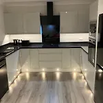 Sleek And Stylish 3 Bed West End House
