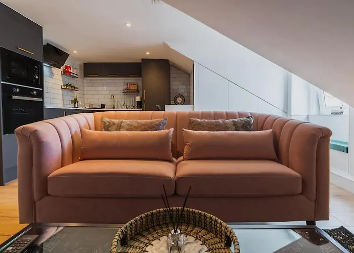 The West End Loft - 5* Retreat - Private Parking!