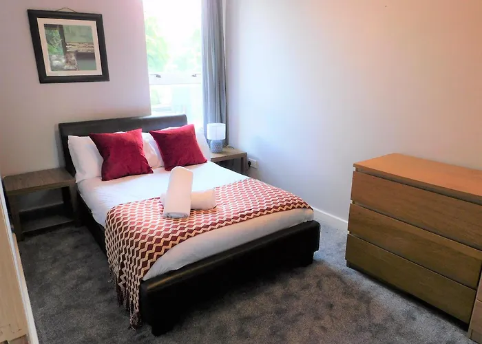 City Centre 2 Bedroom Apt, Close To M8 & Tourist Attractions