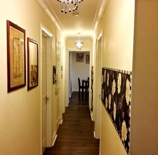 3 Bedroom Apt - Free Parking & Wifi 350Mbps