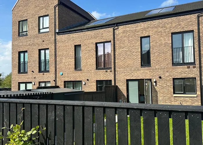 Wee Townhouse, 3 Beds With Free Parking, Wifi & Ethernet Connection