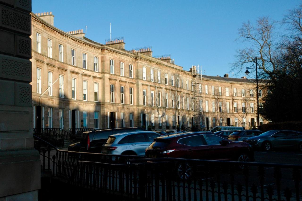 Apartment The Cluthar - Ground Floor West End Centre Rockvilla Flat & Parking