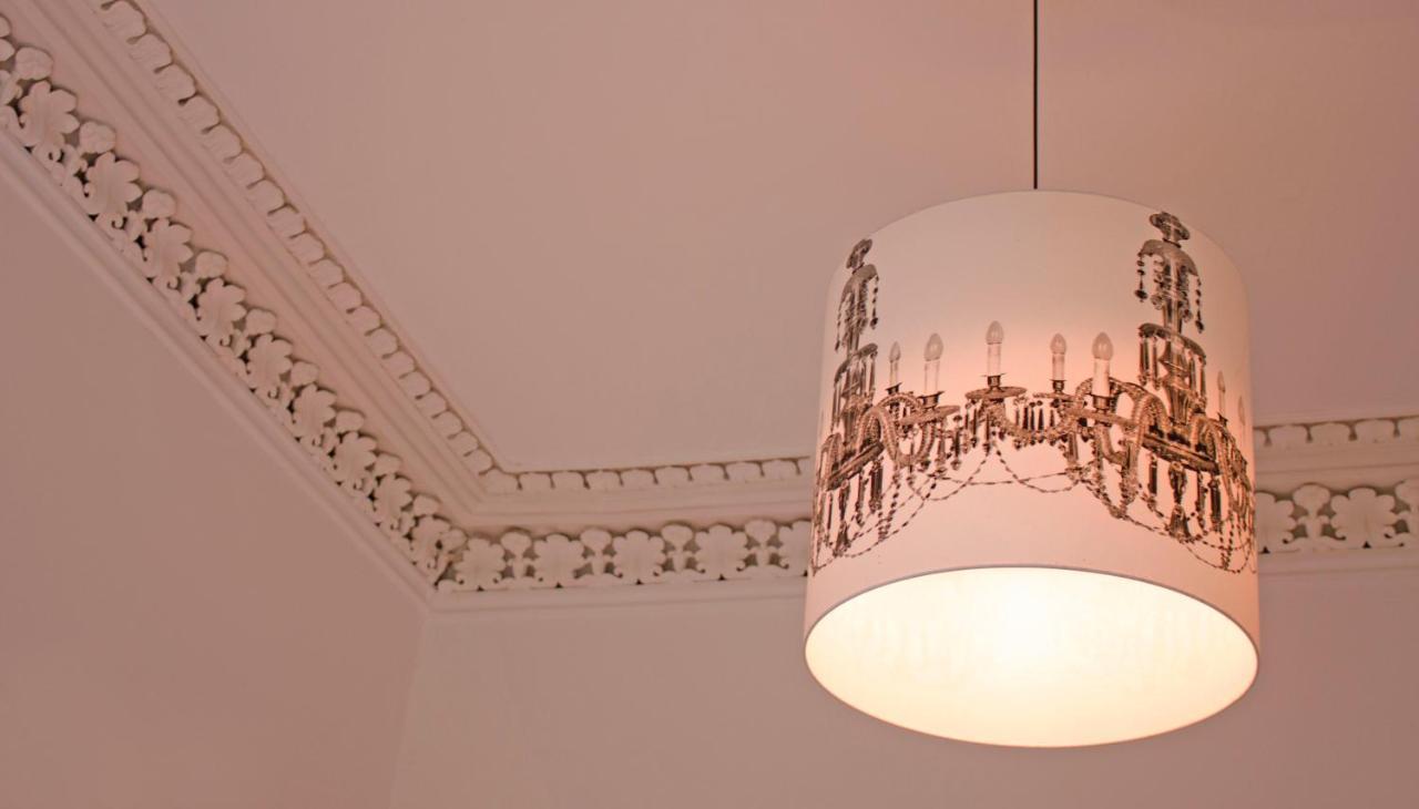Charing Cross, Apartment