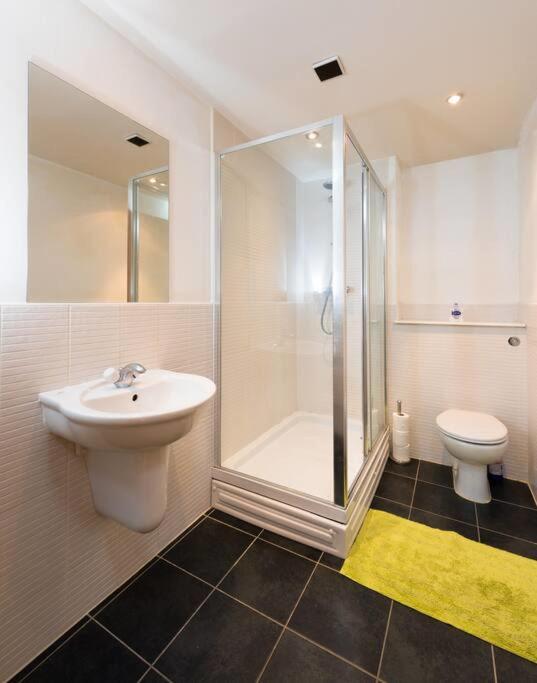 Trendy 10th Floor Studio Apartment Glasgow