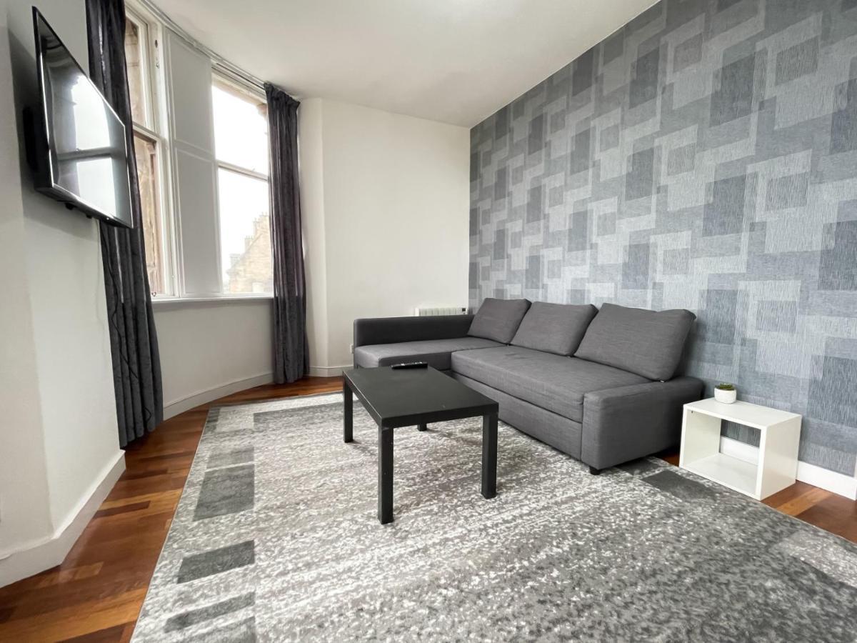 Renovated 1 Bedroom Next To Centre Apartment *