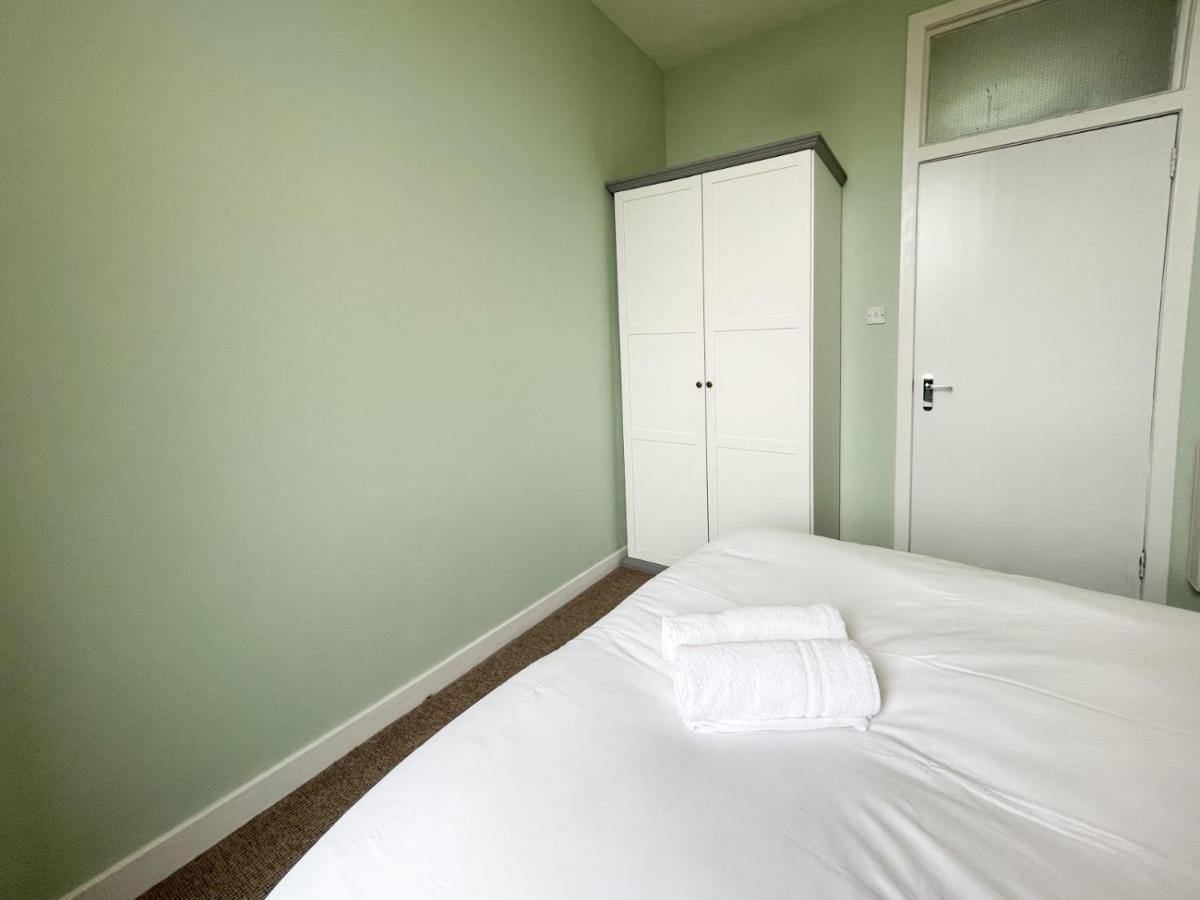 Renovated 1 Bedroom Next To Centre Apartment *