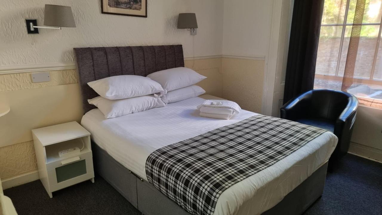 Hampton Court - Centre 3*