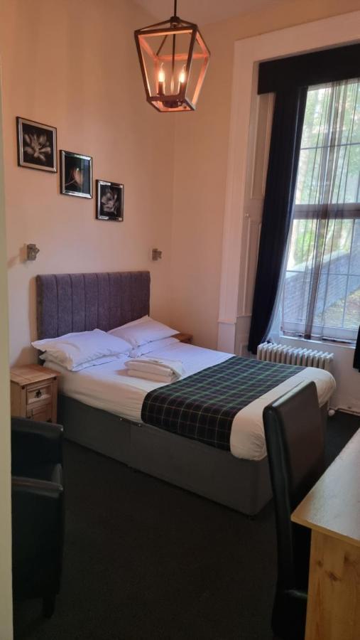 Hampton Court - Centre 3*