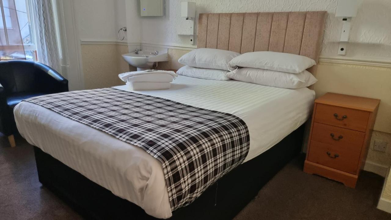 Hampton Court - Centre 3*