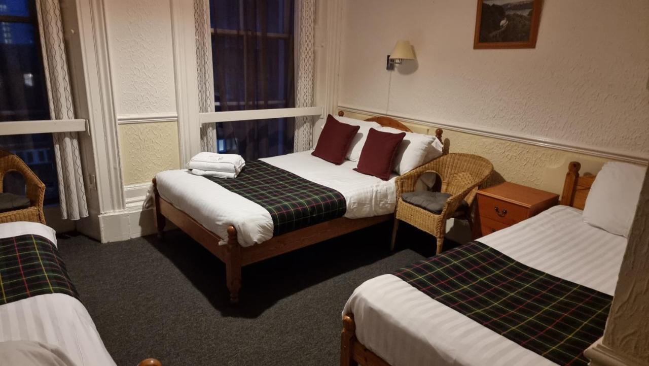Hampton Court - Centre 3*