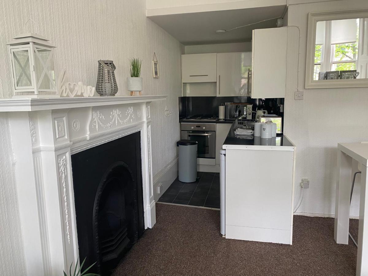 Captivating In Westend Uk Apartment *