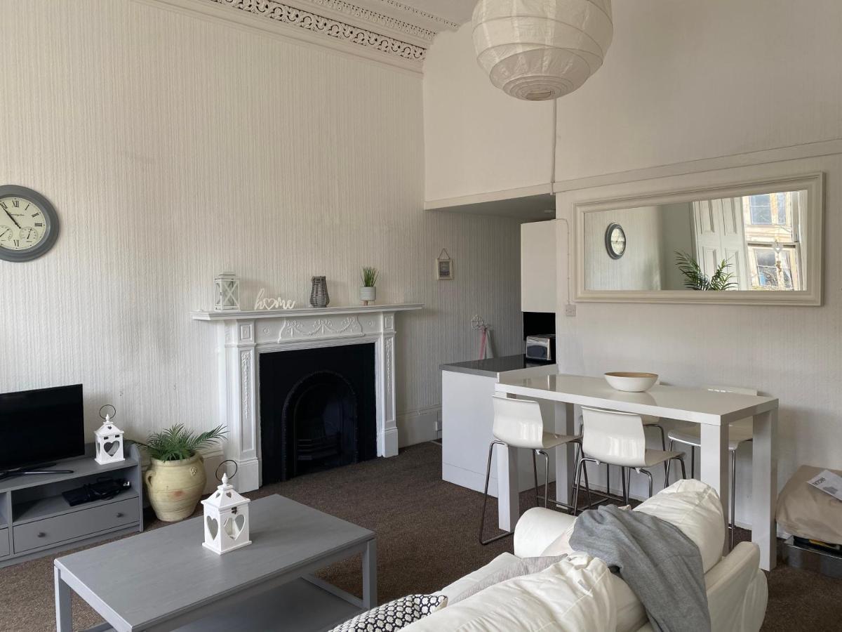 Captivating In Westend Uk Apartment *