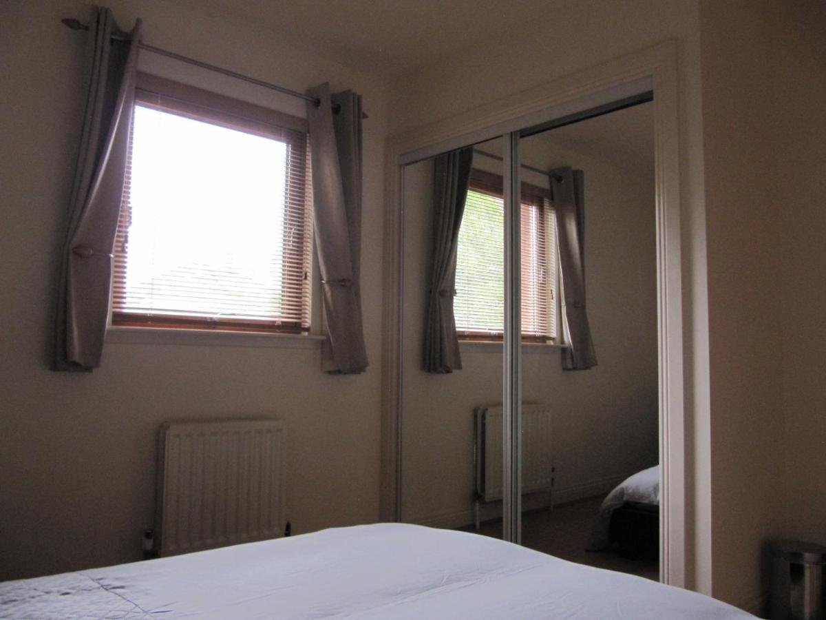 Cozy Off Road 2 Bedroom With Free Wi-fi And Private Parking Glasgow