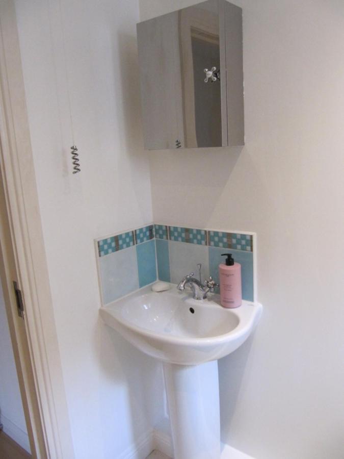 Cozy Off Road 2 Bedroom With Free Wi-fi And Private Parking * Glasgow