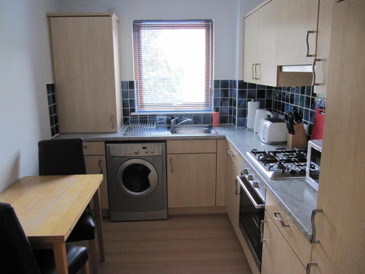 Cozy Off Road 2 Bedroom With Free Wi-fi And Private Parking Apartment *