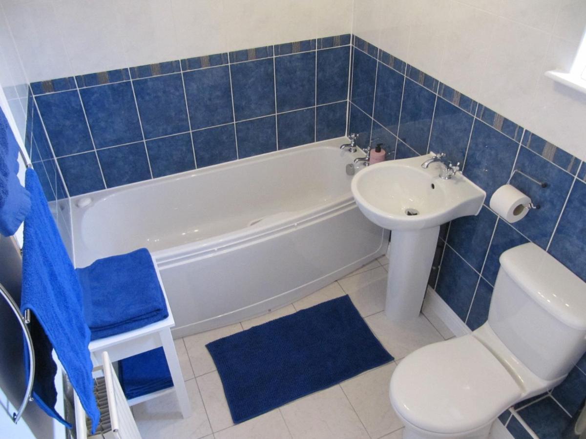 Cozy Off Road 2 Bedroom With Free Wi-fi And Private Parking *