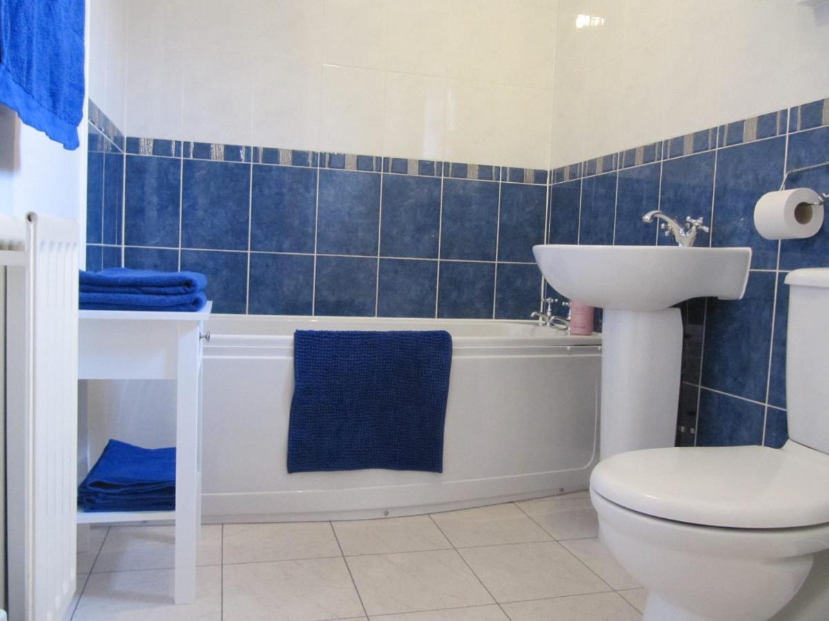 Apartment Cozy Off Road 2 Bedroom With Free Wi-fi And Private Parking
